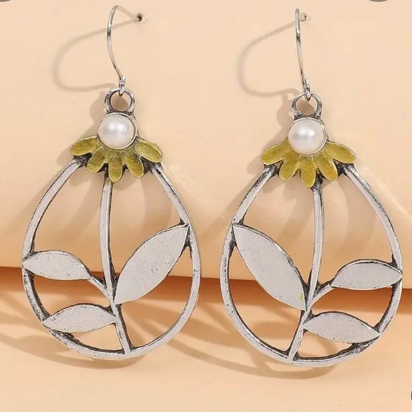 Jewelry - Nwt Hollow Water Drop Shape Flower Leaf Decor Retro Dangle Earrings Zinc Alloy
